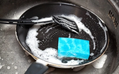 Как «воскресить» антипригарную сковороду: простой раствор, который больше не даст еде прилипать