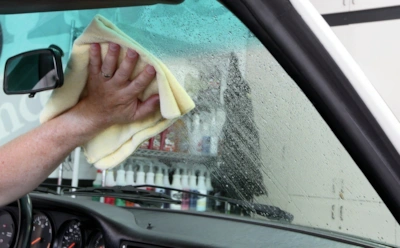 Секрет чистого лобового изнутри прост: нужна всего одна тряпка, но не та, что лежит дома