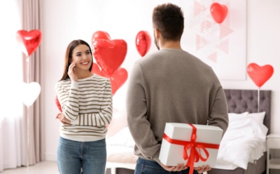 Подарок для девушки на 14 февраля: 10 идей, которые не оставят ее равнодушной