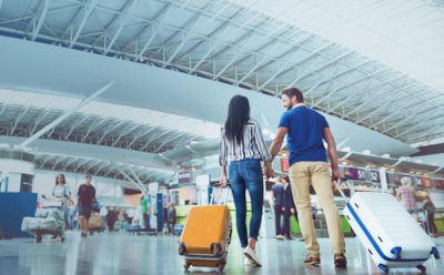 Летаете в самолете в джинсах — зря: вот чем это грозит здоровью и что стоит делать в полете