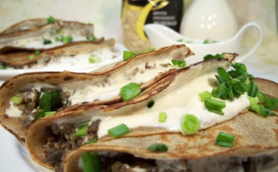 Икра и творог нервно стоят в сторонке: деревенские блины с начинкой — они сытнее мяса