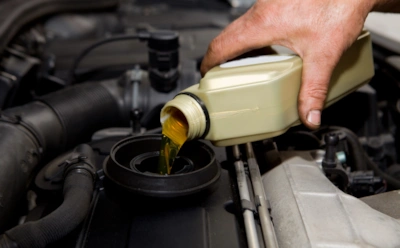 Если вспыхнула «масленка» в дороге — не газуйте: что делать дальше, чтобы не угробить мотор