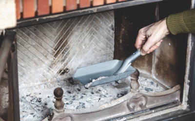 Если дымоход под завязку забит сажей: 2 продукта из кухни, которые очистят трубу без усилий