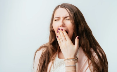 Почему мы зеваем на самом деле: не усталость и не скука — дело в скрытой функции мозга