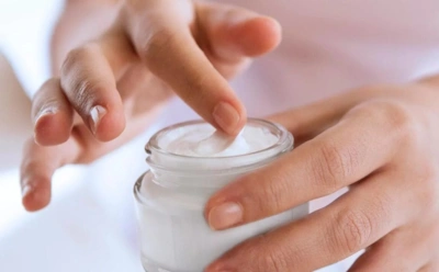 Прием, который сделает крем для лица сильнее: без этого шага кожа почти ничего не впитает