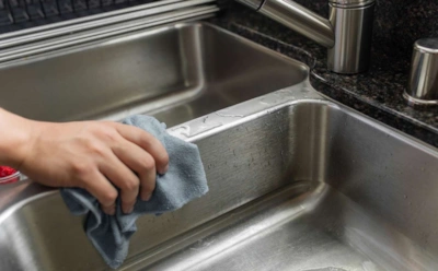 Если раковина из нержавейки тускнеет: что разрушает защитный слой и как справиться без химии