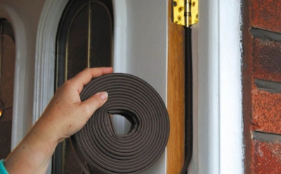 Если в прихожей ледяной пол — проверьте дверь: проблему решит всего одна полоска из хозмага