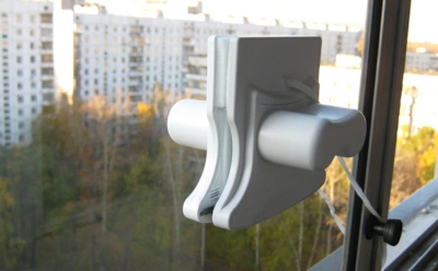 Магнитная щетка для окон — это гениально: но у нее есть минусы — вот почему она подходит не всем