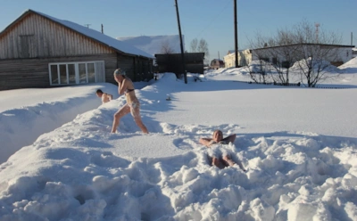 Из парилки в снег — красивый, но опасный ритуал: кто подвержен риску и чем опасен банный «контраст»