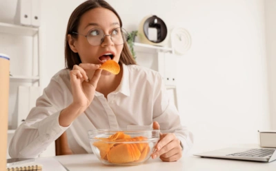 Эти перекусы медленно убивают зубы: популярные продукты, которые стирают эмаль и запускают кариес