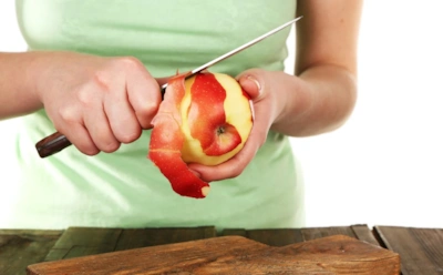 Есть или очищать кожуру яблока: природное лекарство, которое подходит далеко не для всех