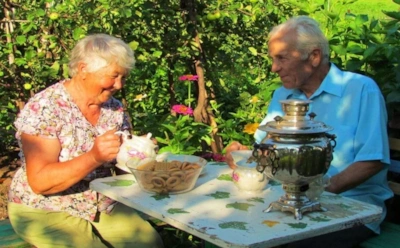 Переезд из города на пенсии — стоит или нет: почему одни расцветают в деревне, а другие — возвращаются