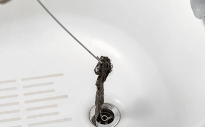 Вантуз бессилен против волос в сливе: эти 5 домашних приспособлений справятся лучше любого троса