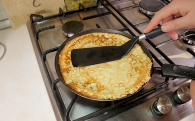 Как снизить калорийность блинов: какие продукты делают их жирной бомбой и чем их заменить