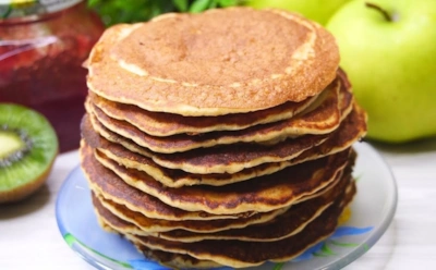 Масленица без лишних калорий: овсяные оладьи, которые улетают быстрее блинов — секрет в основе