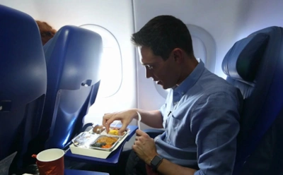 Еда в самолете не гарантирована: от чего зависит питание на рейсе — и как понять это до вылета
