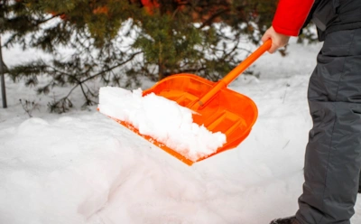 Заменяет ли уборка снега спортзал: сколько калорий сжигает лопата и как не перегружать спину и сердце