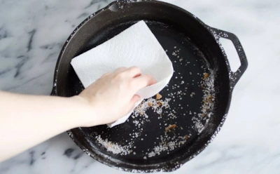 Жирный слой и черный нагар отойдут слоями: этот народный метод очистит сковороду без дорогих средств