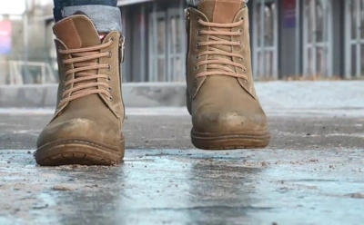 Если гололед превратил улицы в каток: всего два пшика на обувь — и обувь перестанет скользить