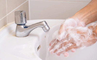 Не грейте замерзшие руки в горячей воде: чем это чревато для кожи — предупреждение врача