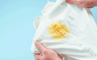 Желтизна исчезнет с белых вещей без хлора: всего один пакетик из кухонных закромов — эффект вас удивит