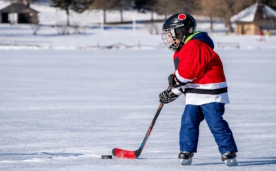 Когда шлем, капа и щитки решают все: как правильно выбрать хоккейную экипировку для ребенка