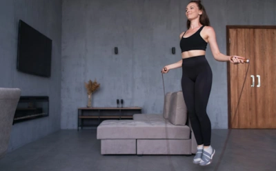 Вес не уходит, а весна уже близко: 3 домашних упражнения, которые разгоняют жир лучше тренажеров