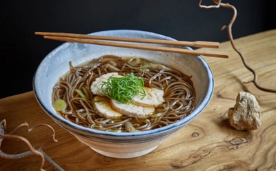 Постный суп с японским вайбом: пряный суп из гречневой лапши за 30 минут