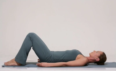 Как помочь спине, не вставая с кровати: это упражнение заменит зарядку и снимет застой в пояснице
