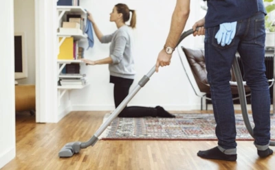 Вечный спор — тряпка или пылесос: как порядок уборки фатально влияет на чистоту в доме