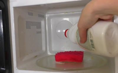 Микроволновка как новая после этой процедуры: метод с губкой удалит грязь без абразивов