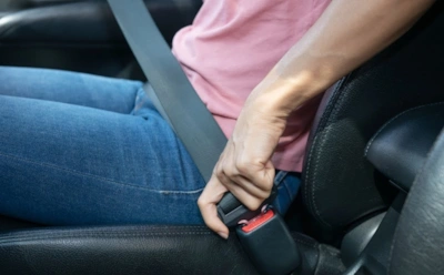 Кто отвечает за непристегнутого пассажира: как работает закон и что видит камера на дороге