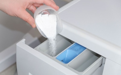 Когда много — не значит хорошо: как избыток стирального порошка портит вещи и машинку