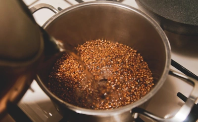 Вы всю жизнь варили гречку неправильно: 3 забытых шага из книги 1952 года меняют привычный вкус