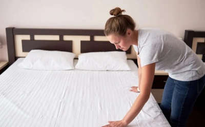 Вы меняете постельное реже чем нужно: зуд, покраснение, акне — что скрывают простыни и подушки