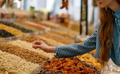 Вы едите это вприкуску с химикатами: неприятная правда о сухофруктах и домашний метод очистки