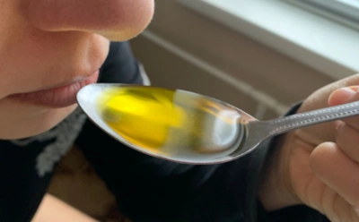 10 минут в день — и кожа очищается: что стоит за аюрведическим полосканием маслом