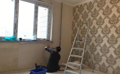 Потолок или обои — что делать первым: 3 варианта очередности монтажа, чтобы потом не пожалеть