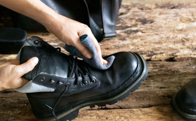 Если обувь постоянно промокает: как бюджетно защитить ботинки от снега и дождя — всего пара движений