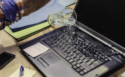 Пролили воду на ноутбук — не паникуйте: что делать в первые минуты и фатальные ошибки, которые его добьют