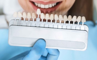 Если зубы стали менять цвет: когда появление серости указывает на болезнь — налет и кофе ни при чем