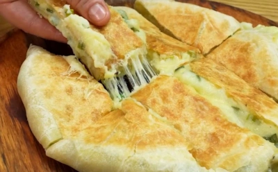 Если не хочется связываться с духовкой: сытный картофельный пирог — готовьте прямо на сковороде