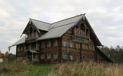 Контраст русских деревенских домов: почему на Севере строили крепости, а в центре — скромные избы