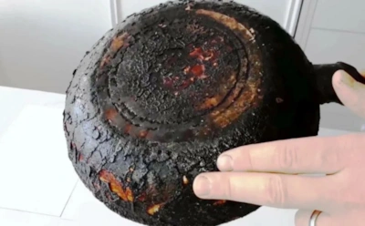 Черный нагар, который не берет губка: как очистить сковороду — поможет старый прием с порошком