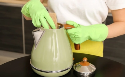 Чайник обрастает белой коркой быстрее, чем закипает вода: как решить проблему при помощи лаврушки