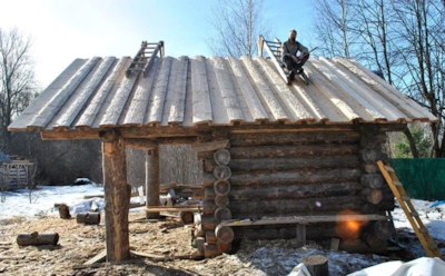 Крыша из того, что обычно выбрасывают: бесплатный горбыль — нестандартное решение для частного дома