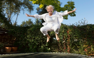 Почему после 60 одни расцветают, а другие гаснут: эти 5 привычек полностью меняют сценарий старения