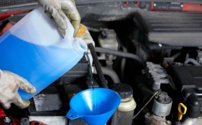Долив антифриза лишь кажется простой процедурой: когда просчет может закончиться ремонтом