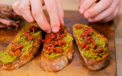 Хрустящий хлеб и сливочная нежность: эта брускетта с лисичками удивит даже итальянцев