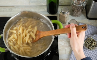 Не спешите выливать воду после варки пасты: универсальный инструмент — от соусов до ухода